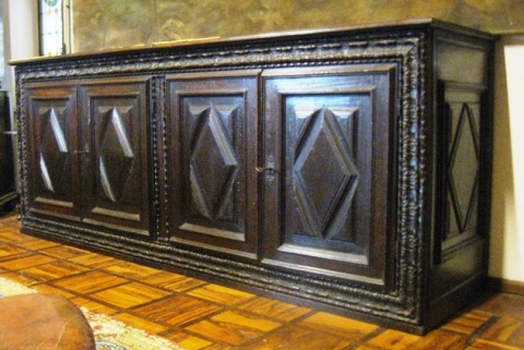 Credenza scolpita